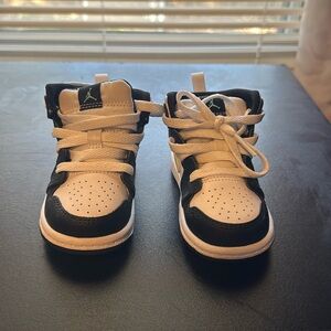 Size 5C Jordan
Ones 
Green, White, & Black
Worn Twice